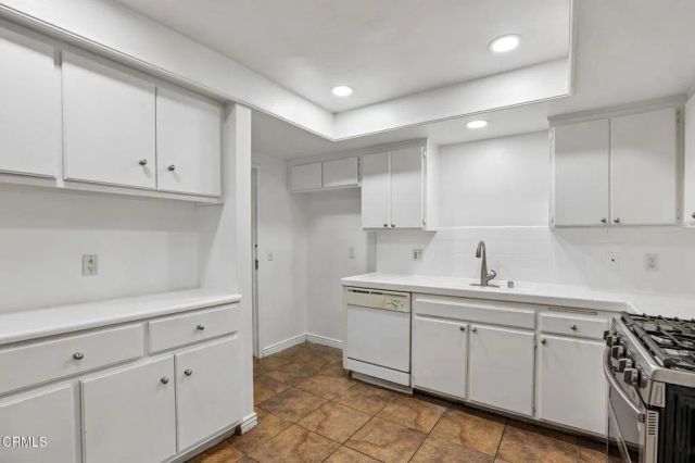 9111 Lemona Avenue 10, North Hills, CA 91343