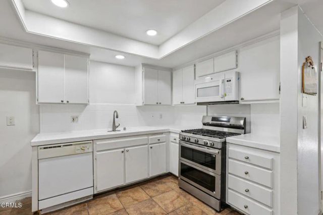 9111 Lemona Avenue 10, North Hills, CA 91343