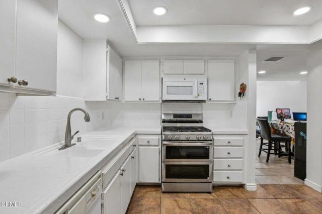 9111 Lemona Avenue 10, North Hills, CA 91343
