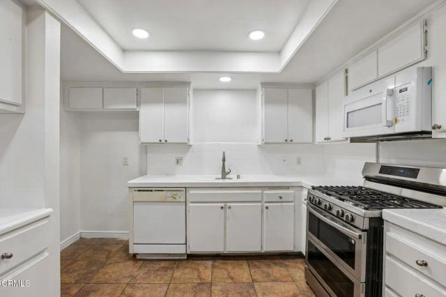 9111 Lemona Avenue 10, North Hills, CA 91343