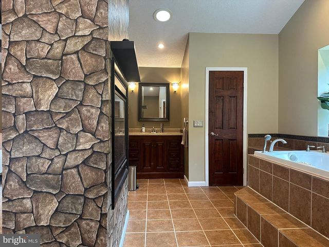 200 HAAG RD, Reading, PA 19606