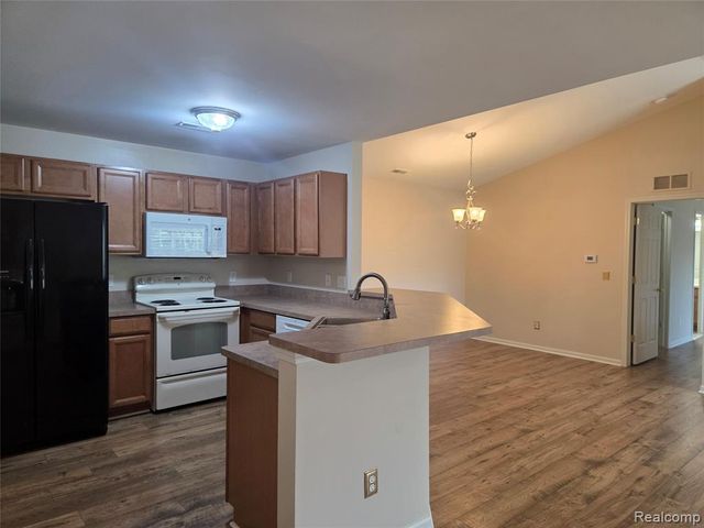 28202 Chesapeake Circle, Walled Lake, MI 48390