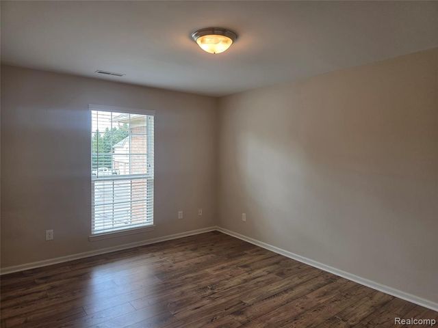 28202 Chesapeake Circle, Walled Lake, MI 48390