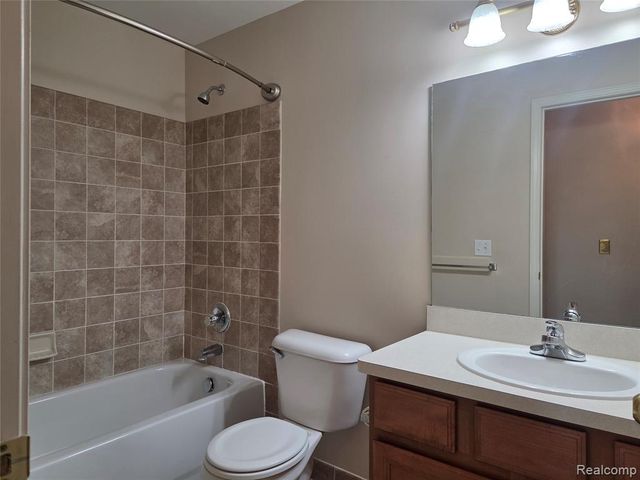 28202 Chesapeake Circle, Walled Lake, MI 48390