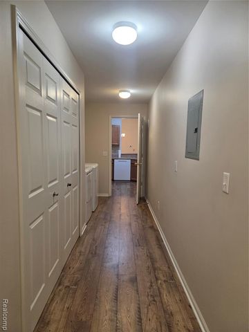 28202 Chesapeake Circle, Walled Lake, MI 48390