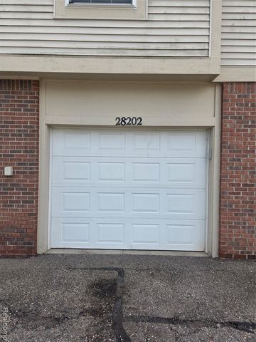 28202 Chesapeake Circle, Walled Lake, MI 48390