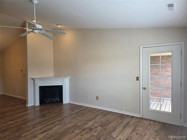 28202 Chesapeake Circle, Walled Lake, MI 48390