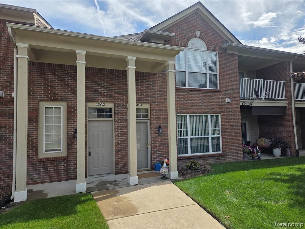 28202 Chesapeake Circle, Walled Lake, MI 48390
