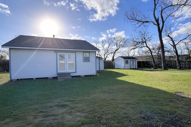 612 Harvey Street, Clute, TX 77531