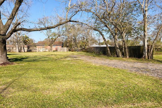 612 Harvey Street, Clute, TX 77531