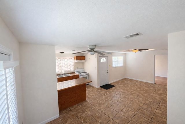 612 Harvey Street, Clute, TX 77531