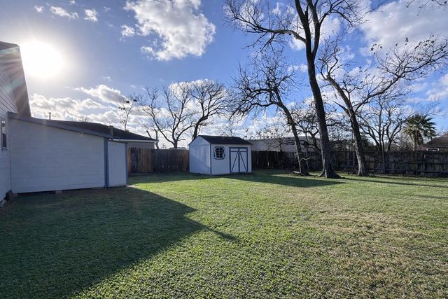 612 Harvey Street, Clute, TX 77531