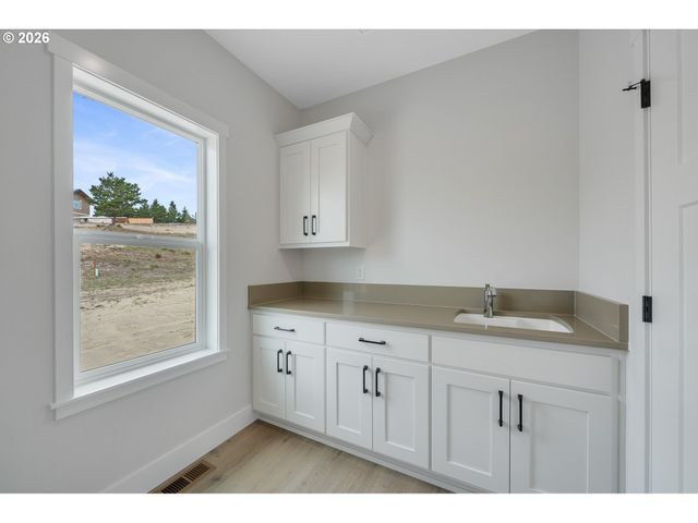 483 Meadows Dr, Manzanita, OR 97130
