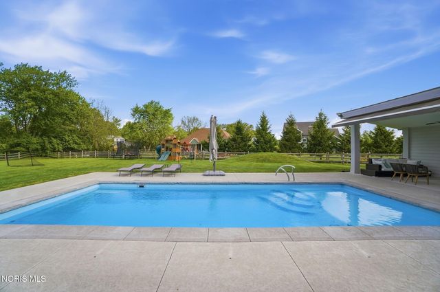 4225 Thornbury Court, Perrysburg, OH 43551