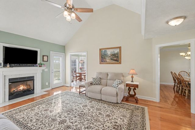 1002 Roland Ct, Cottontown, TN 37048