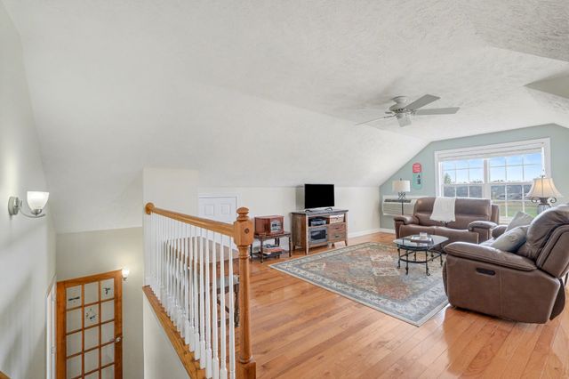 1002 Roland Ct, Cottontown, TN 37048