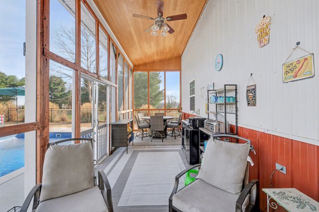 1002 Roland Ct, Cottontown, TN 37048