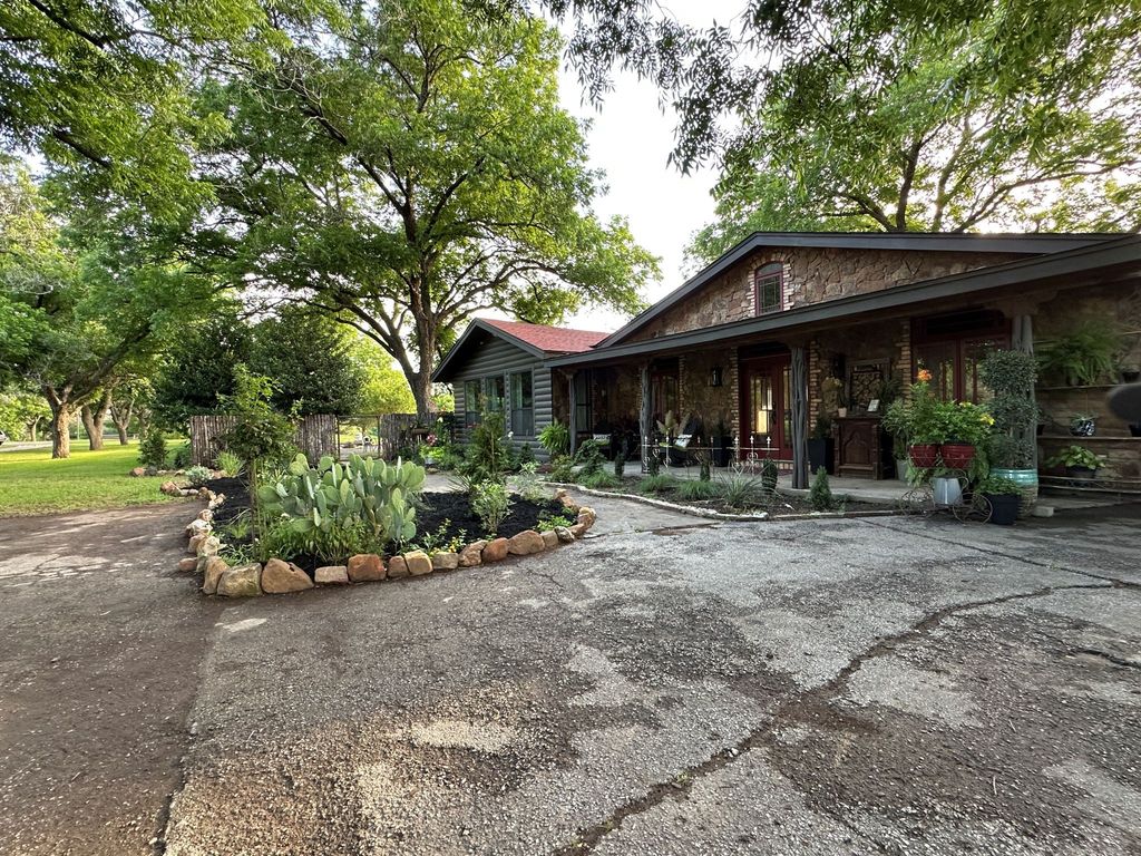 4000 Pecan Lane, Benbrook, TX 76116