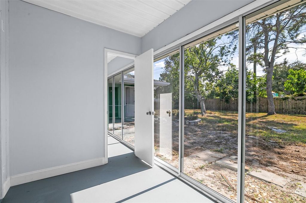 Image 11 of property listing at 2712 52ND AVENUE TERRACE W, Bradenton, FL 34207