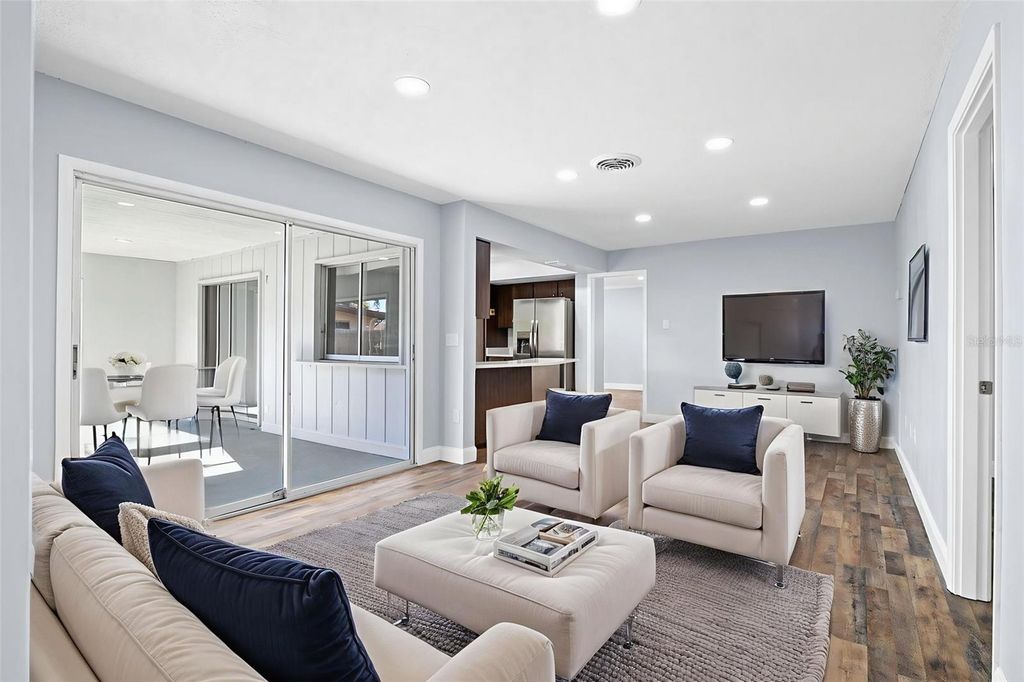 Image 13 of property listing at 2712 52ND AVENUE TERRACE W, Bradenton, FL 34207