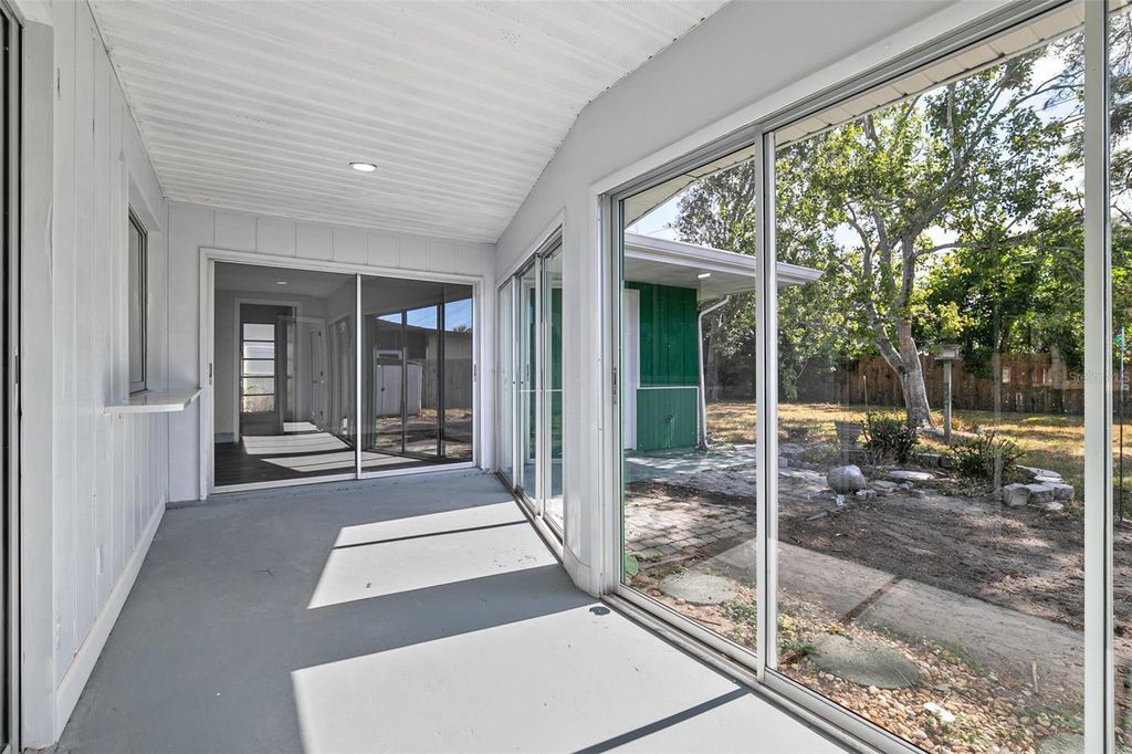 Image 14 of property listing at 2712 52ND AVENUE TERRACE W, Bradenton, FL 34207