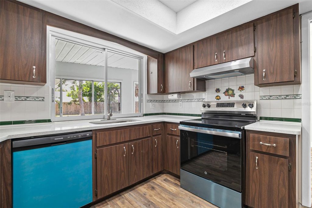 Image 16 of property listing at 2712 52ND AVENUE TERRACE W, Bradenton, FL 34207