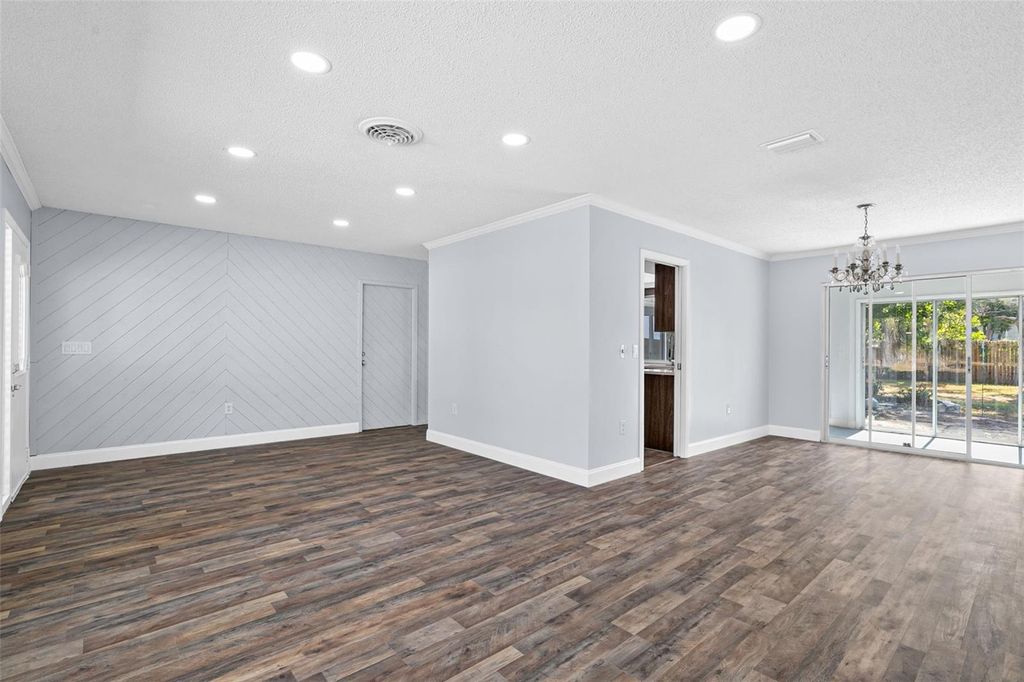 Image 5 of property listing at 2712 52ND AVENUE TERRACE W, Bradenton, FL 34207