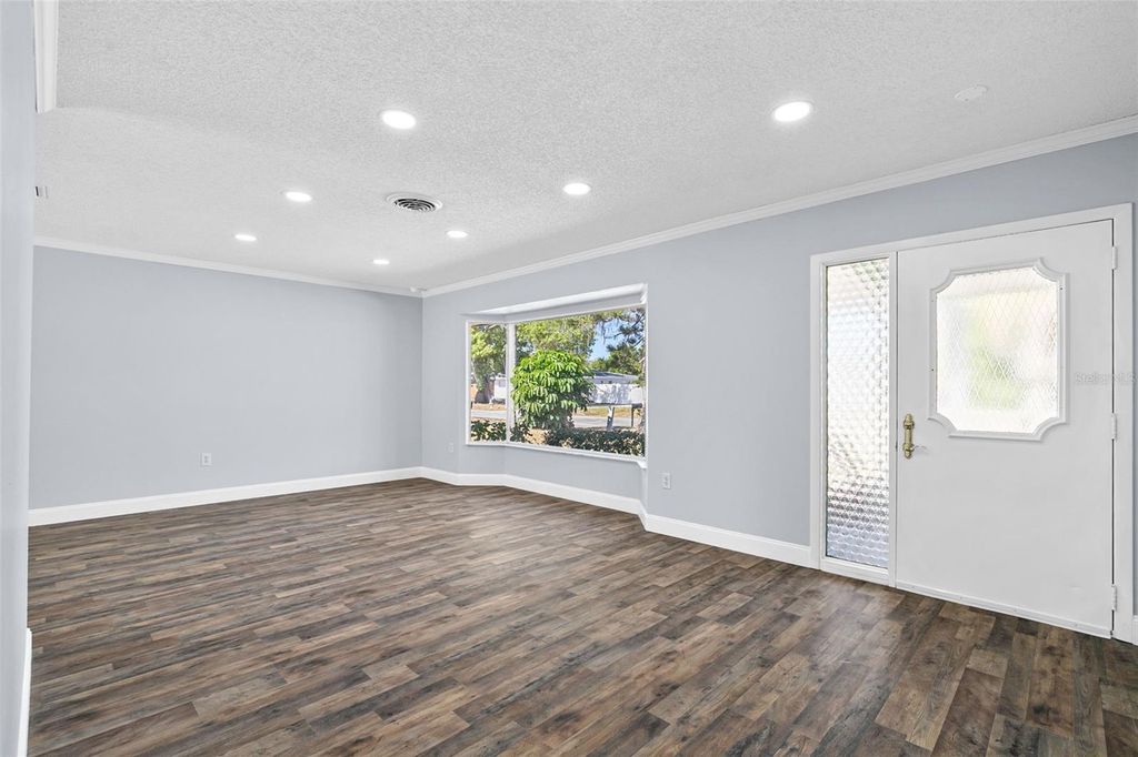 Image 6 of property listing at 2712 52ND AVENUE TERRACE W, Bradenton, FL 34207