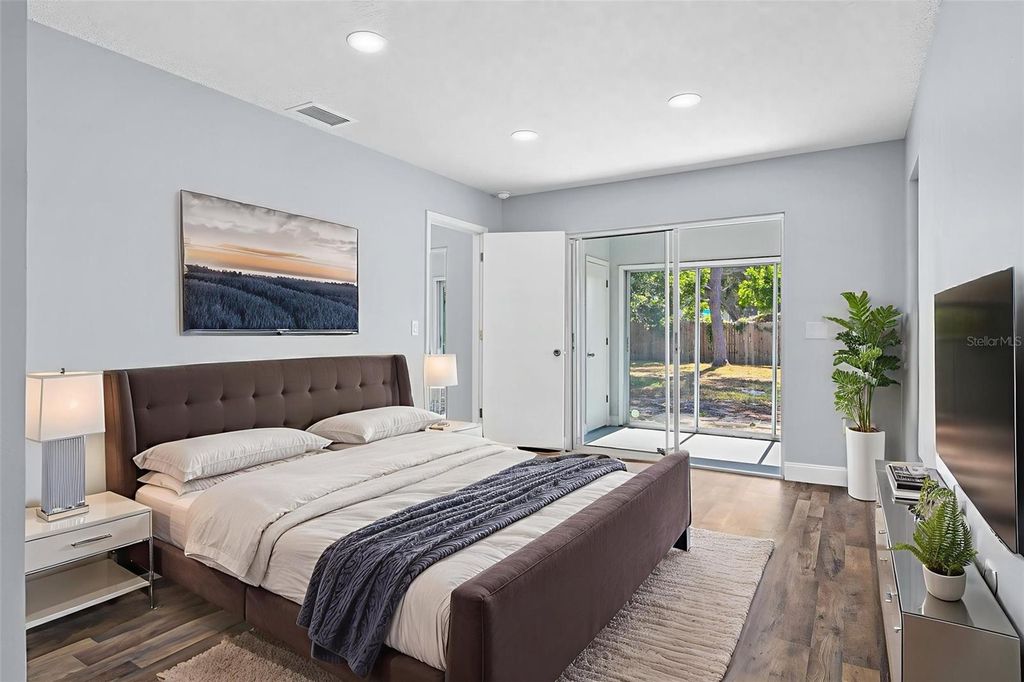 Image 9 of property listing at 2712 52ND AVENUE TERRACE W, Bradenton, FL 34207