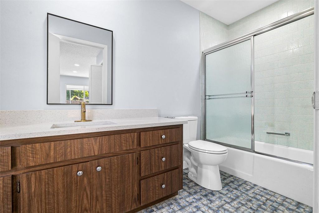 Image 10 of property listing at 2712 52ND AVENUE TERRACE W, Bradenton, FL 34207