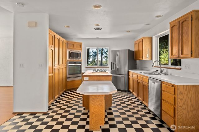 2090 SW Putnam Drive, Oak Harbor, WA 98277
