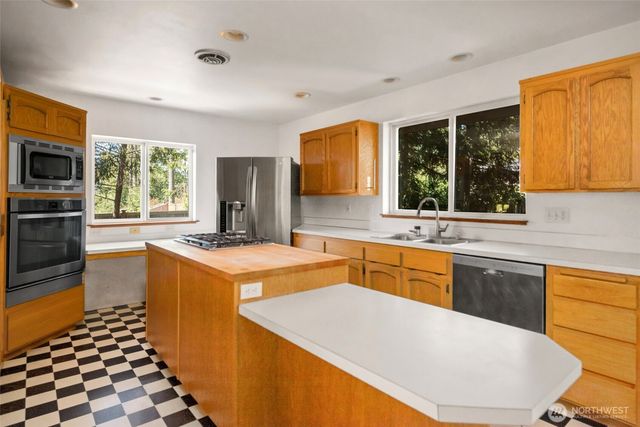 2090 SW Putnam Drive, Oak Harbor, WA 98277