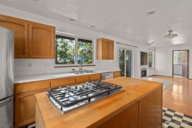2090 SW Putnam Drive, Oak Harbor, WA 98277