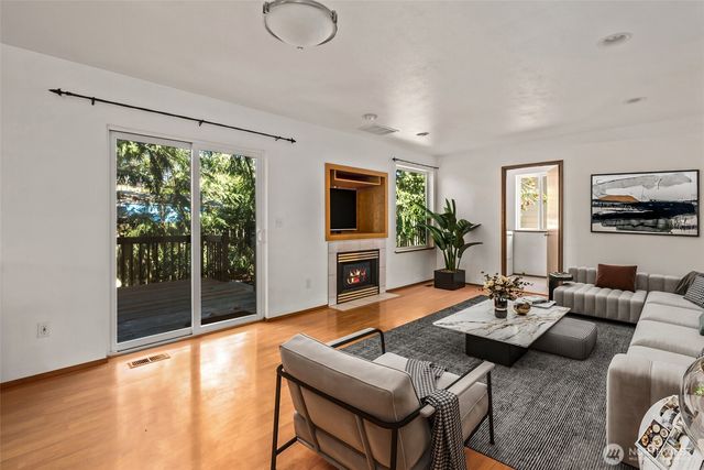2090 SW Putnam Drive, Oak Harbor, WA 98277