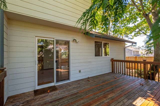 2090 SW Putnam Drive, Oak Harbor, WA 98277