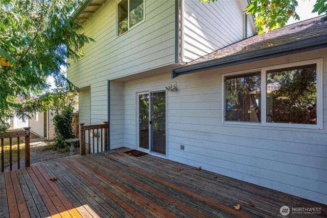 2090 SW Putnam Drive, Oak Harbor, WA 98277