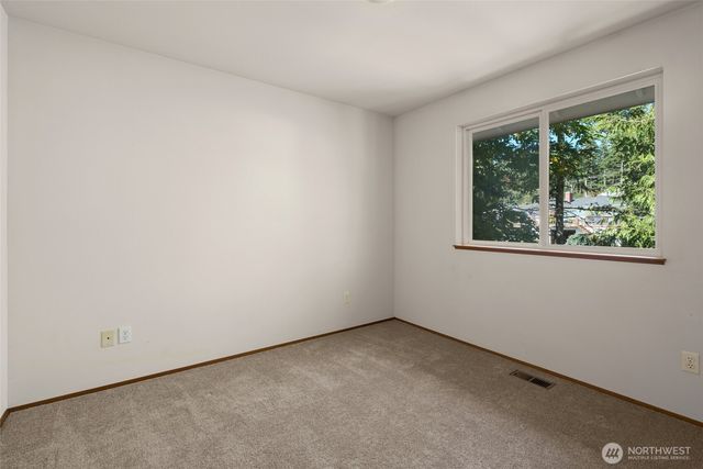 2090 SW Putnam Drive, Oak Harbor, WA 98277