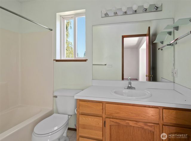 2090 SW Putnam Drive, Oak Harbor, WA 98277