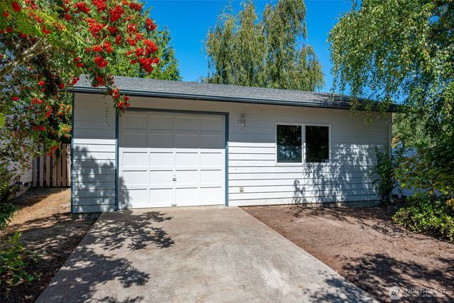 2090 SW Putnam Drive, Oak Harbor, WA 98277