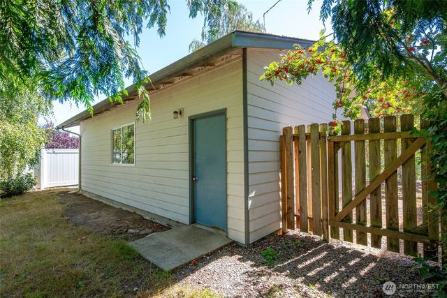 2090 SW Putnam Drive, Oak Harbor, WA 98277