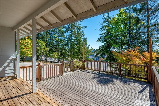 2090 SW Putnam Drive, Oak Harbor, WA 98277