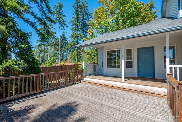 2090 SW Putnam Drive, Oak Harbor, WA 98277