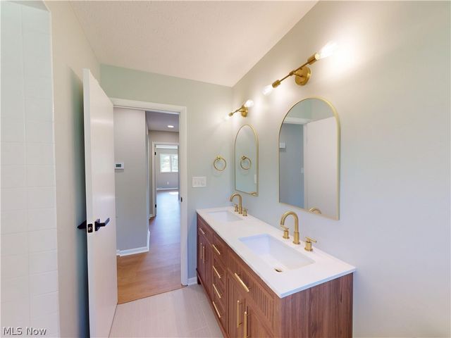 10635 Hickory Hill Court, Kirtland, OH 44094