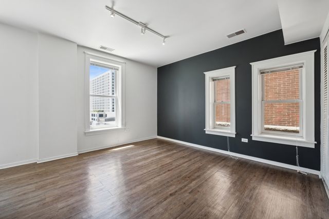30 E Roosevelt Road 204, Chicago, IL 60605
