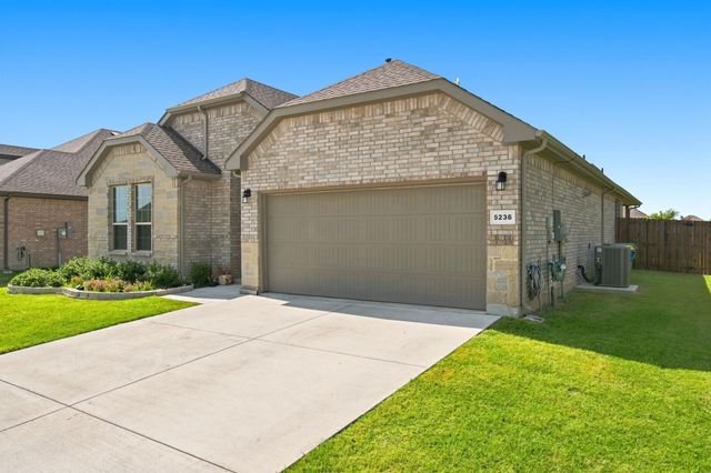5236 Meadow Lane, Krum, TX 76249