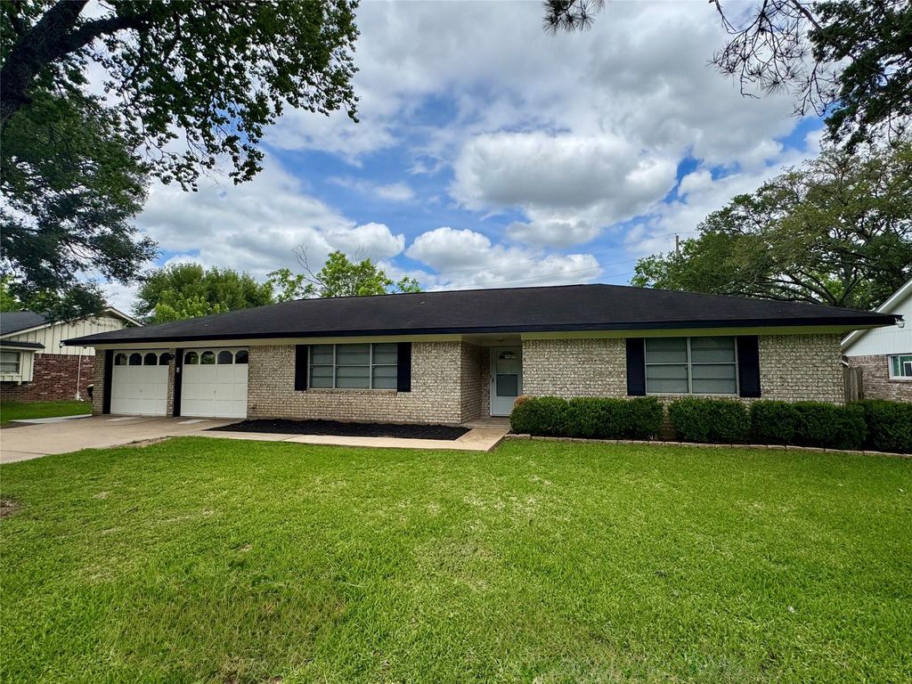 2013 Crestwood Drive, Richmond, TX 77469