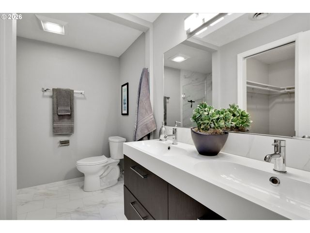 18679 INDIAN CREEK Dr, Lake Oswego, OR 97035