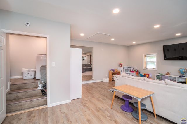 6050 SE 44th St, Tecumseh, KS 66542