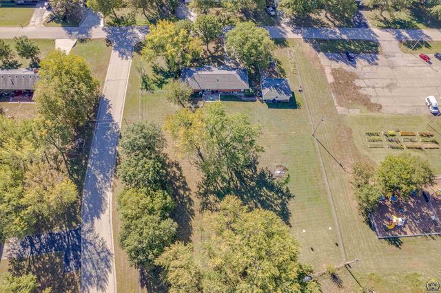 6050 SE 44th St, Tecumseh, KS 66542