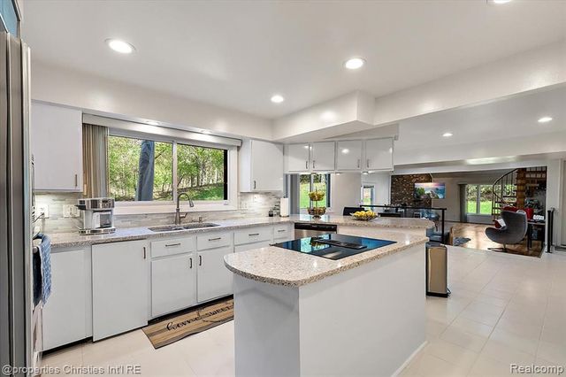 1830 Lone Pine Road, Bloomfield Hills, MI 48302